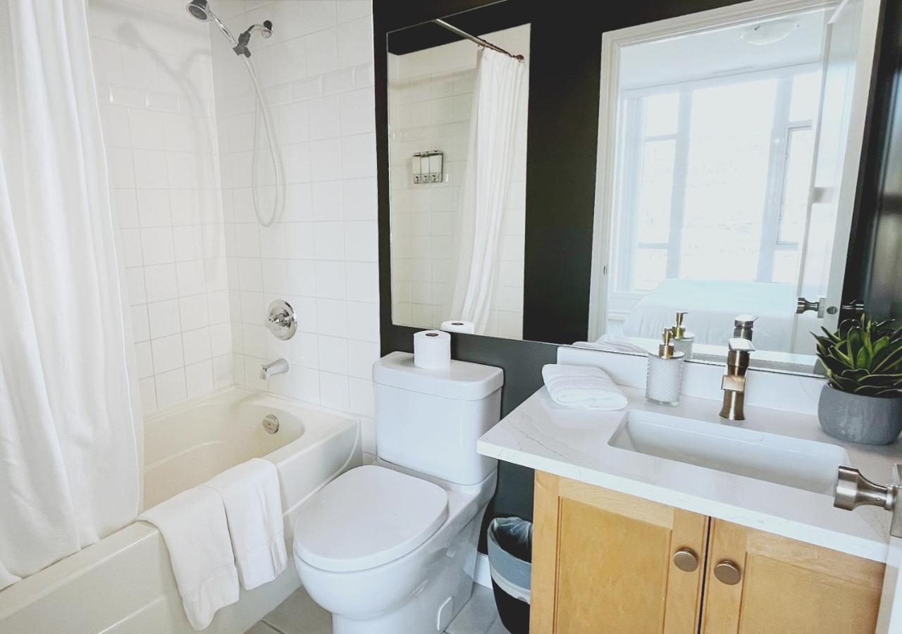Downtown Waterfront Kelowna Oasis Newly Renovated 2Bed 2Bath Apartman Kültér fotó